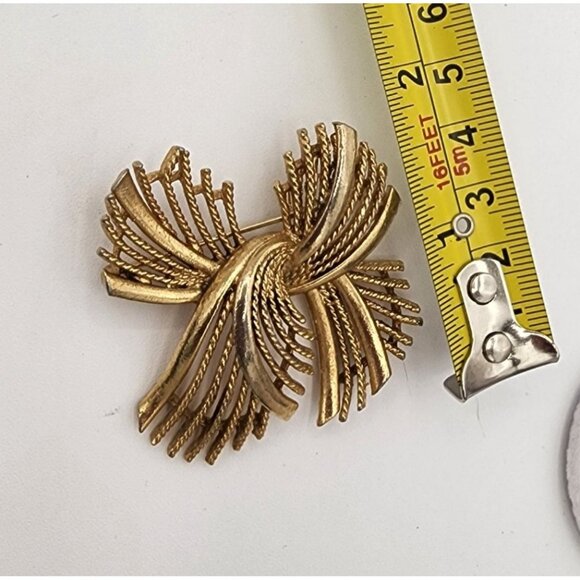 Vintage Lisner Brushed Gold Swirl MCM Brooch Clip On Earring Set 60s 70s Elegant - Picture 3 of 4